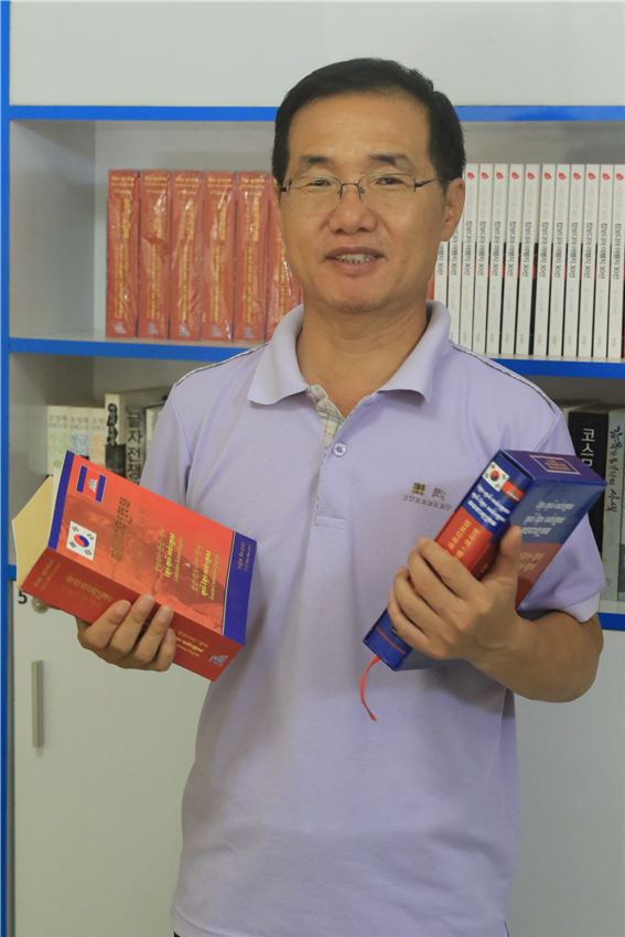 김우택 씨가 2017년 펴낸 한국어- 크메르어 사전은 캄보디아 교민뿐만 아니라 선교사와 한국어를 공부하는 캄보디아 학생들에게는 단연 필수 구입 리스트다.