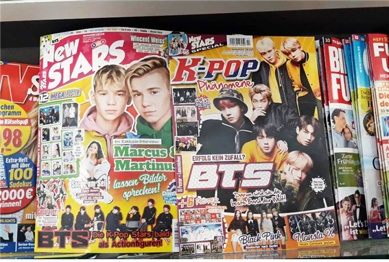 독일스러운 디자인으로 발행된 K-Pop 잡지와 그 내부 – 출처 : 통신원 촬영