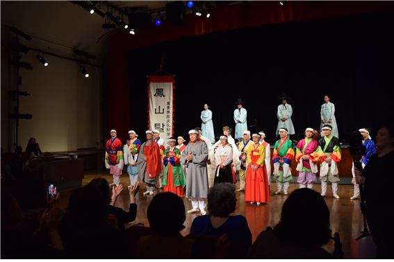 할로윈데이에 진행된 한국 전통 봉산 탈춤 공연 전경