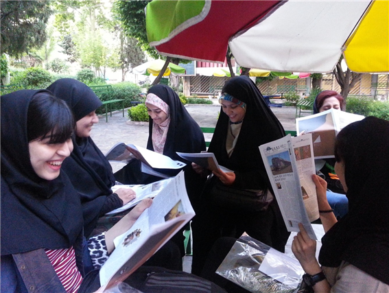 한국어를 배운 이란 대학생들이 ‘실크로드 사업’ 한국어 신문을 읽는 모습