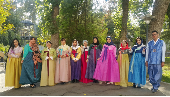 한글날을 기념하여 한복 입기 체험행사를 하는 테헤란세종학당 학생들