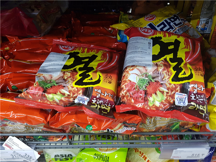 스몰에서 판매 중인 한국 식품들. 라면에는 카자흐어로 영양 정보 라벨이 붙어있다. – 출처 : 통신원 촬영