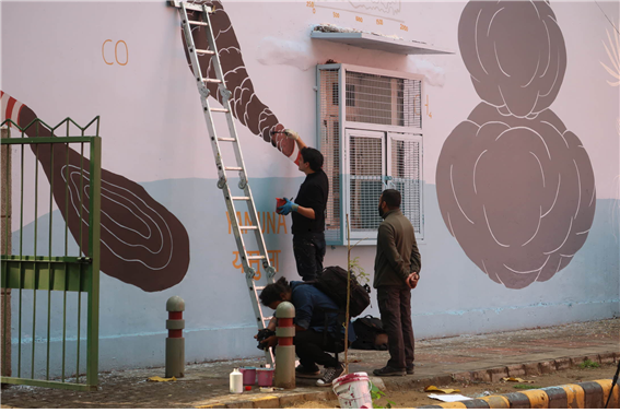 뉴델리의 공기 오염과 관련된 벽화를 그리고 있는 이탈리아 과학자-작가 안데르코(Andreco)의 모습 -출처 : 통신원 촬영