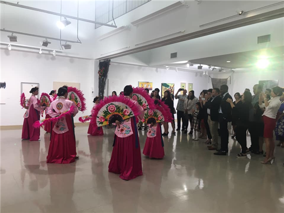 '뉴저지-서울-한국인 디아스포라 뉴 아트전' 오프닝 행사에서 한국 전통 부채춤을 선보이는 전경