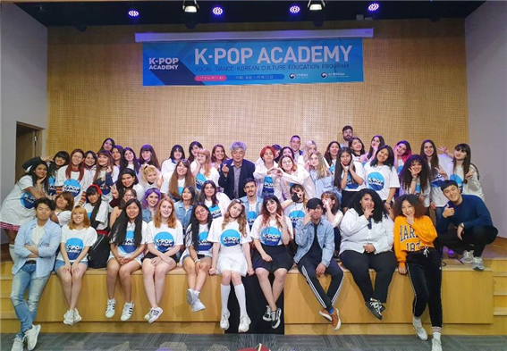 2019 케이팝 아카데미 수료식 참가자들의 단체 사진 – 출처 : 아르헨티나 한국문화원