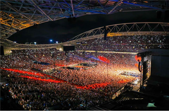 7만 5천 명이 모인 Fire Fight Australia 공연 – 출처 : ANZ Stadium 페이스북