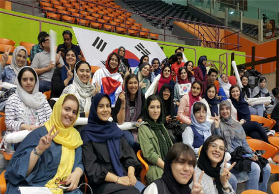 ‘아시안 시니어 남자배구 챔피언쉽’에서 한국을 응원하는 이란 젊은이들 모습