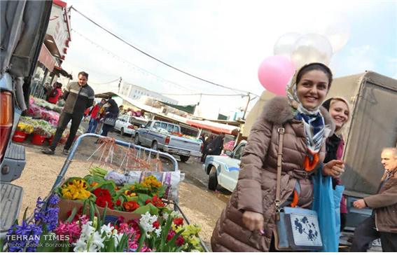 이란 테헤란 꽃 시장 ‘마할라티’에서 꽃을 사며 새해를 준비하는 사람들의 모습