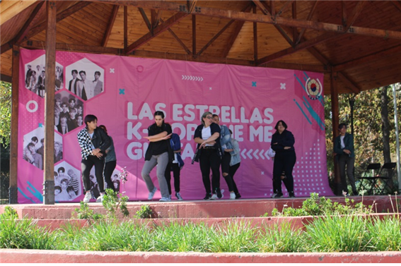  케이팝 커버 댄스를 펼치고 있는 칠레 사람들 - 출처 : 주칠레 대한민국 대사관 제공