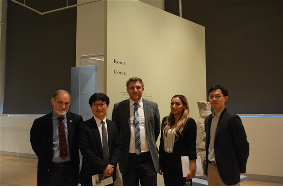 협약에 앞서 한국관을 둘러 보고 있는 박물관 전략 개발 파트너 담당(가운데)과 주캐나다 한국문화원장 및 담당자