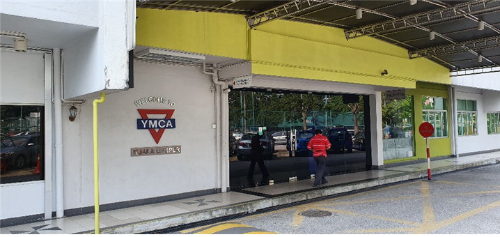 쿠알라룸푸르 YMCA 현재 모습(좌), 쿠알라룸푸르 YMCA 설립기념비(우) - 출처 : 통신원 촬영