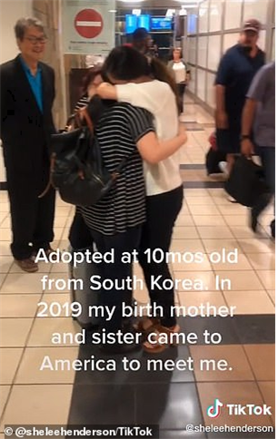 2019년, 33년 만에 재상봉한 입양 여성과 어머니, 언니