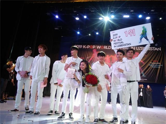 1등상을 수상한 참가번호 9번 STAR X Fest Zara PARK, 2등상을 수상한 참가번호 6번 Team idol의 무대