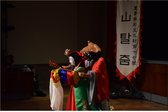 봉산 탈춤의 한국 전통 의복과 독특한 탈은 뉴욕 시민들의 시선을 사로잡았다