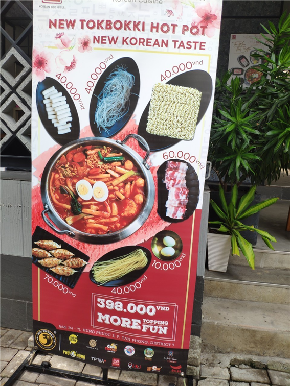 베트남 현지 음식점에서 판매중인 떡볶이 – 출처 : 통신원 촬영