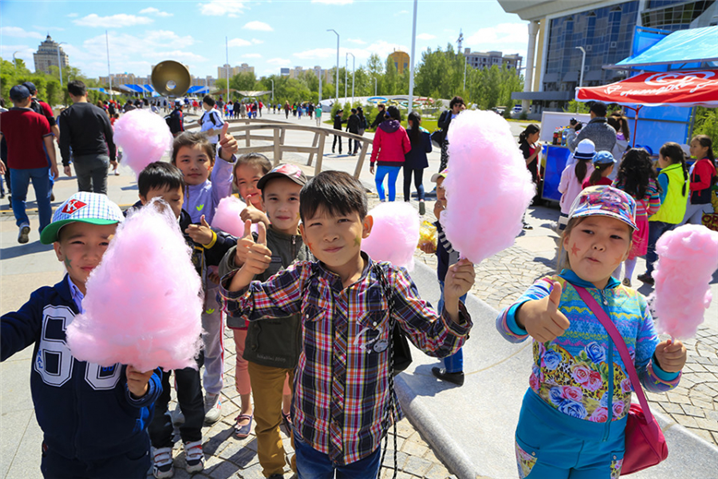카자흐스탄 어린이들. 작년 국제어린이날 문화 행사에 참석한 어린이들 – 출처 : Khabar 24