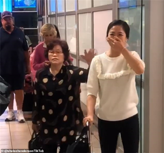 33년 만에 공항에서 어머니와 언니를 만나는 입양 여성