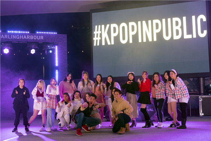 <'K-Night Asian Pop Take Over' 프로그램에 참여한 퍼포먼스 팀들, 아티스트 마이크 최, 진행자 앤디 트리우 – 출처 : 통신원 촬영>