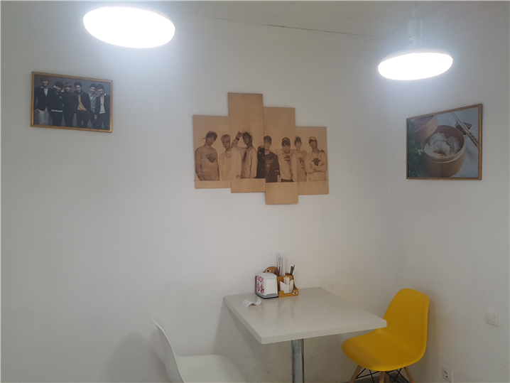<식당 내부. 벽면에는 한류스타들의 사진이 붙어있다.>