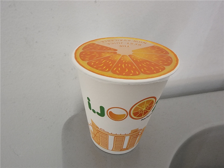 <쇼핑몰에 설치된 오렌지 착즙 주스 자판기. 설탕과 첨가제가 들어가지 않은 주스로 7링깃(약 2,000원)에 판매되고 있다>