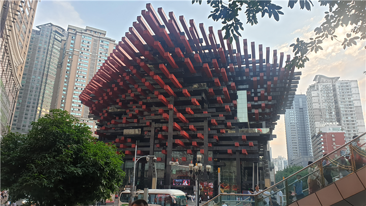  <궈타이 예술센터는 독특한 건축디자인으로 관광객들에게 인기가 많다.  또한 중국 전통 건축양식의 모습과 기능 면에서도 최신시설을 자랑한다. - 출처 : 통신원 촬영>