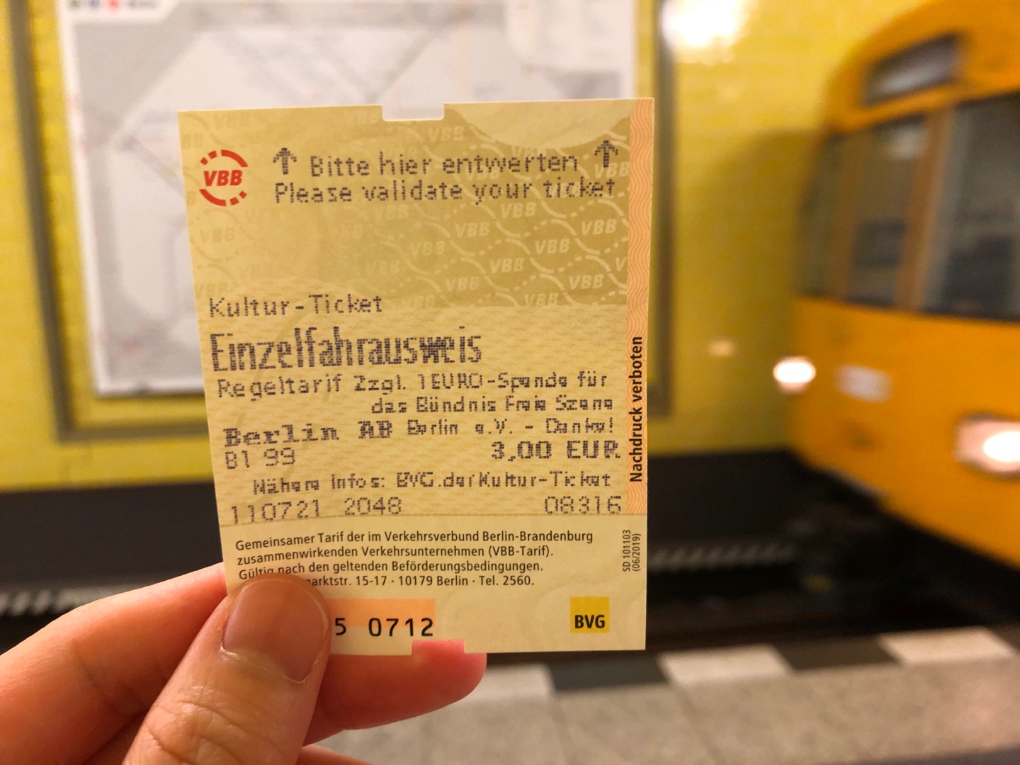 <베를린교통공사에서 발행하는 문화티켓. 티켓값 총 4유로를 지불하면 1유로는 베를린 예술가들에게 기부된다. - 출처 : 통신원 촬영>