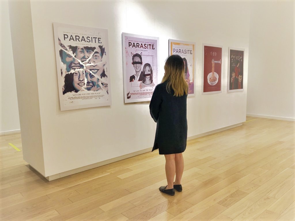 ▲ 문화원 제 1전시실에 전시된 포스터 작품들