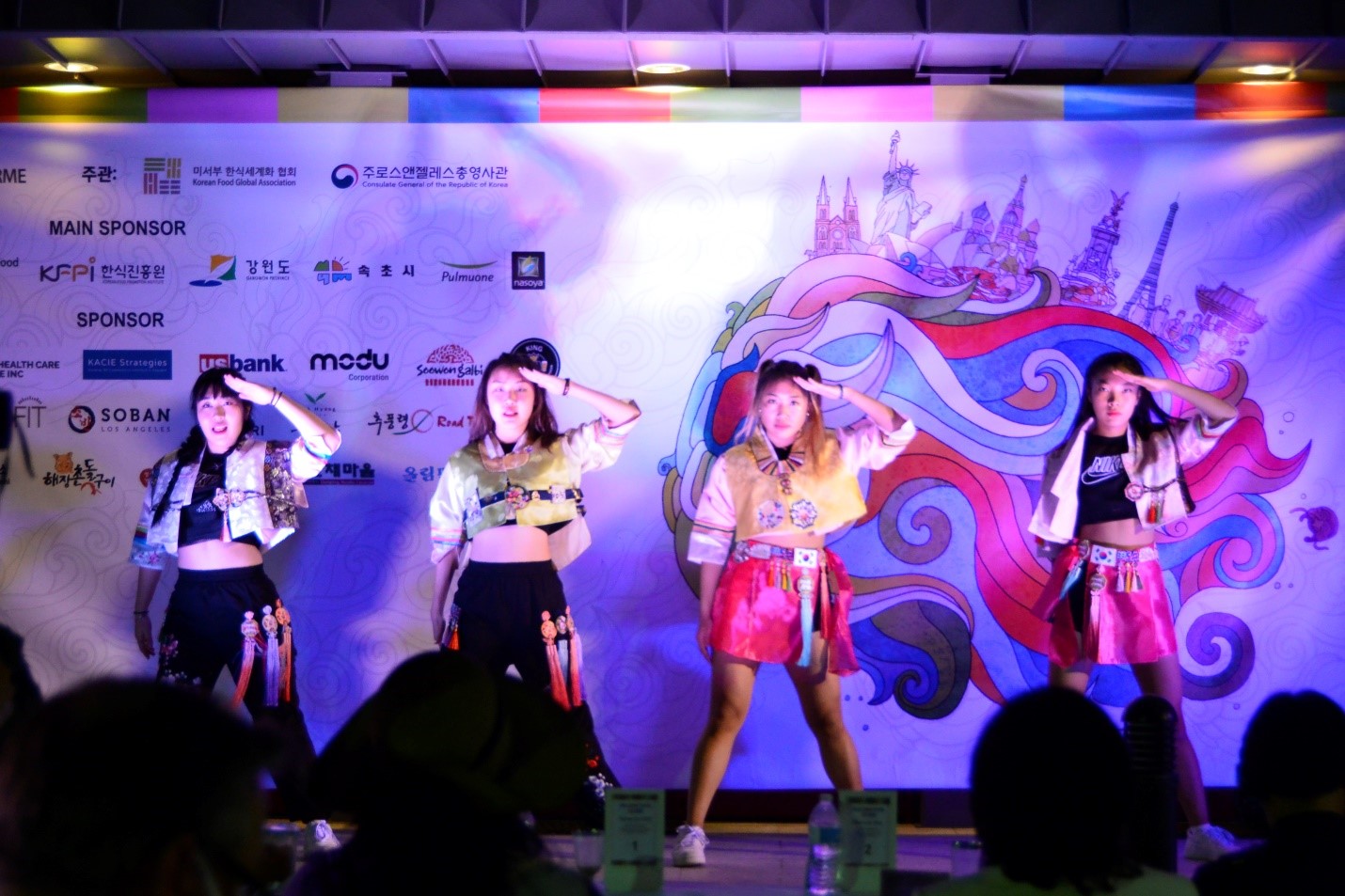 NK 댄스 스튜디오 청소년 댄스팀의 K-팝 퍼포먼스