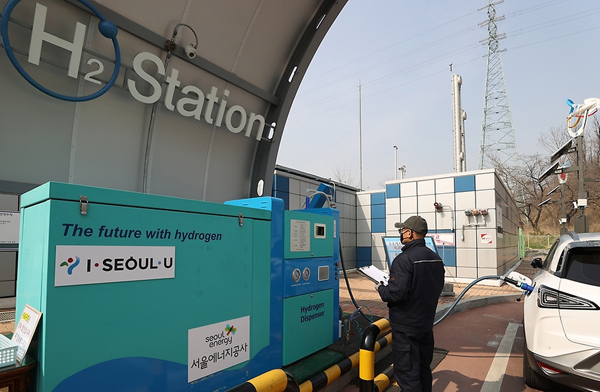 서울 상암동 도심에 설치된 수소 충전소에서 수소전기차들이 충전을 하고 있다.(사진=국민소통실)