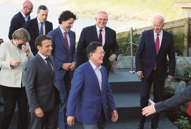주요 7개국(G7) 정상회의 참석차 영국을 방문한 문재인 대통령이 2021년 6월 12일(현지시간) 영국 콘월 카비스베이 양자회담장 앞에서 참가국 정상들과 기념사진을 촬영한 후 이동하고 있다. (사진제공=청와대)