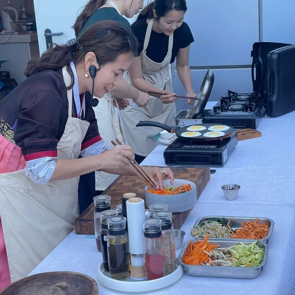 이스라엘에서 구할 수 있는 재료들로 한국의 전통 음식 비빔밥 시현 행사를 진행하고 있다.