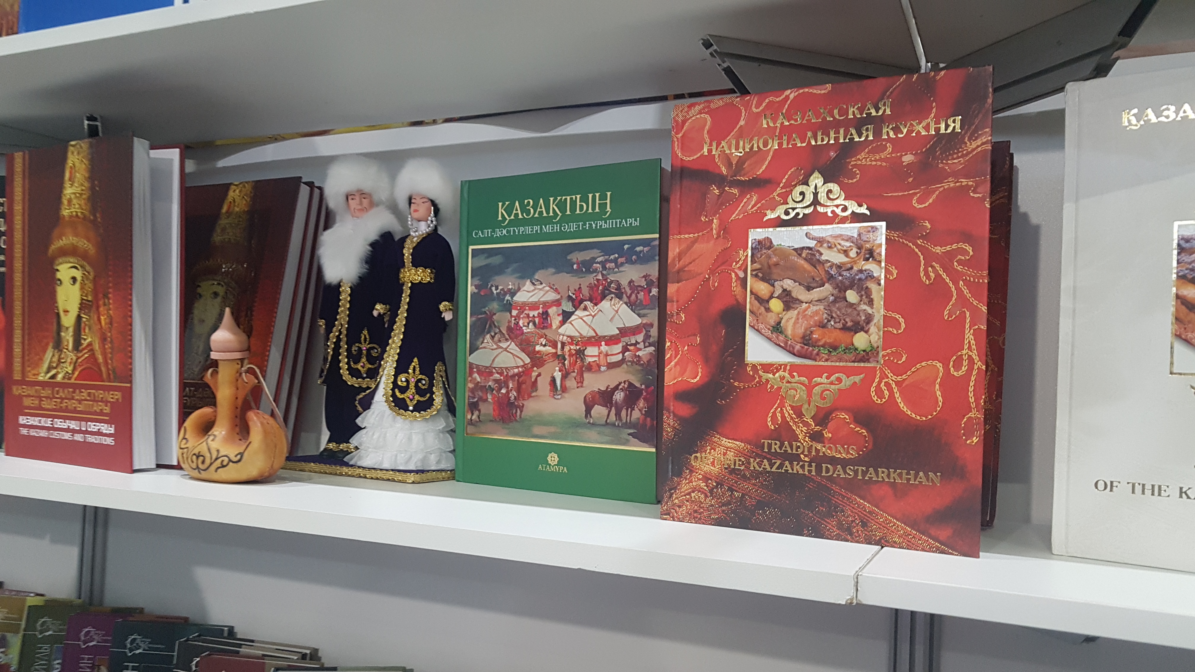 서점에서 세 가지 언어로 팔리고 있는 전통, 풍습에 관한 책들 - 사진 출처 : 통신원 촬영