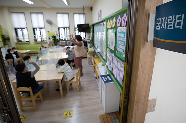 서울의 한 초등학교에서 교감선생님이 돌봄교실 수업을 진행하고 있다. (사진=저작권자(c) 연합뉴스, 무단 전재-재배포 금지)