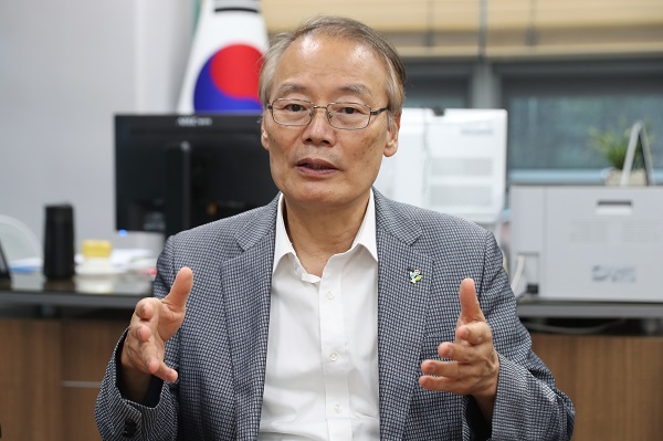 김 관장은 “대한제국에서 대한민국으로 가는 국가사의 정맥을 확실하게 밝혀 정리를 하자면 자료 수집부터 천천히 해야 한다”고 말했다.