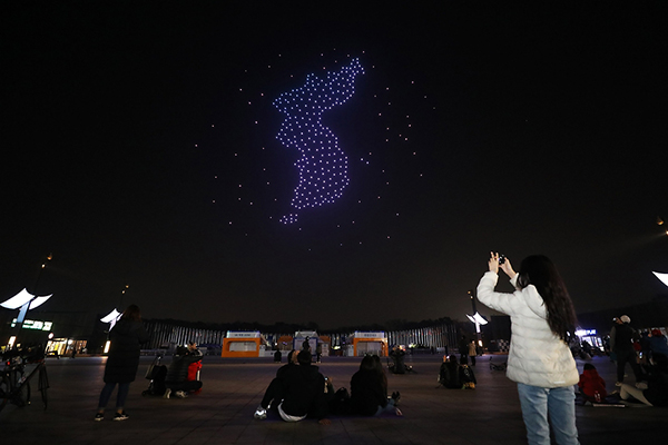 지난 2020년 11월 서울 송파구 올림픽공원 평화의광장에서 드론쇼가 펼쳐지고 있다.(사진=국토교통부)