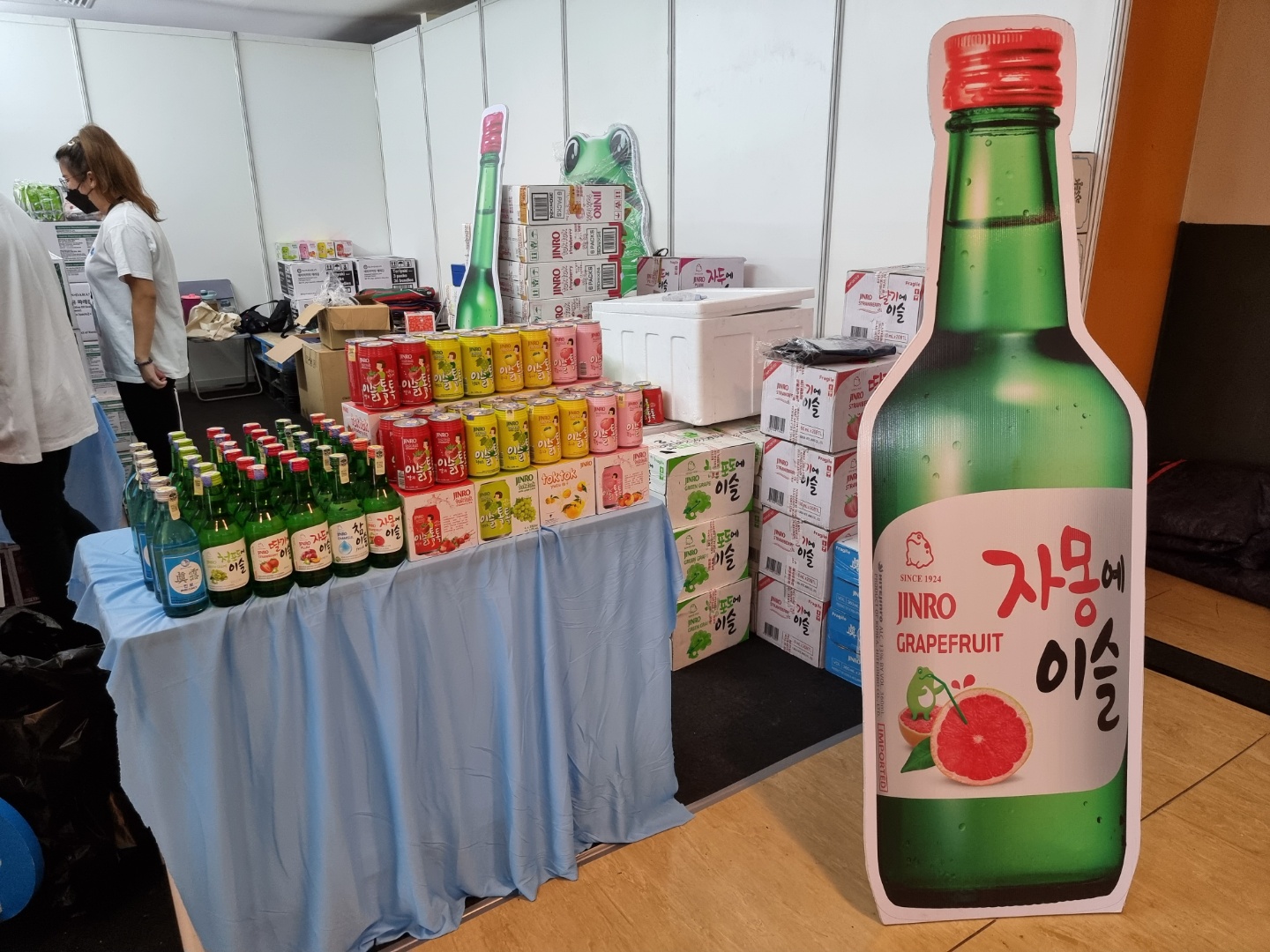 < 최근 열린 말레이시아 식음료박람회에서 현지 업체가 한국 소주를 홍보하고 있는 모습 - 출처: 통신원 촬영 >
