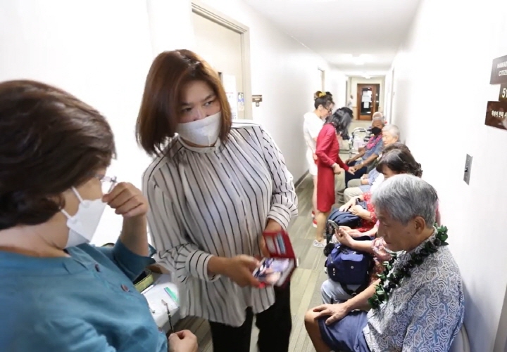 @ 코로나19 봉쇄 기간 중단됐던 장수 사진 촬영 무료 봉사가 무려 2년 만에 하와이에서 열려 많은 관심이 모아졌다.