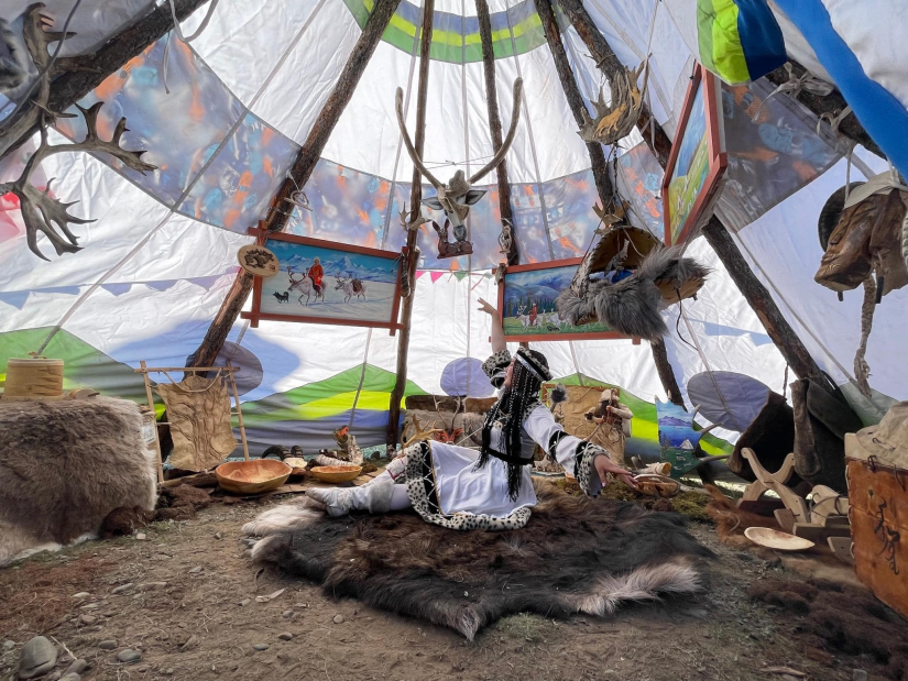 < 몽골 북쪽에 위치하는 홉스골 아이막에서 순록을 키우며 사는 차탕족 전통 가옥 - 출처: 'montsame' >