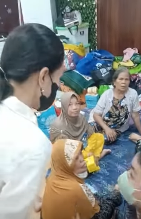 이재민들에게 의약품과 생필품을 전달하는 자원봉사자들(사진: 자카르타 소망교회 유튜브 캡처)