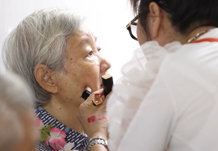 @ 코로나19 봉쇄 기간 중단됐던 장수 사진 촬영 무료 봉사가 무려 2년 만에 하와이에서 열려 많은 관심이 모아졌다.