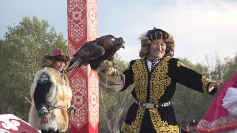 < 카자흐 민족의 전통적 사냥 문화인 독수리 사냥  - 출처: 'montsame' >