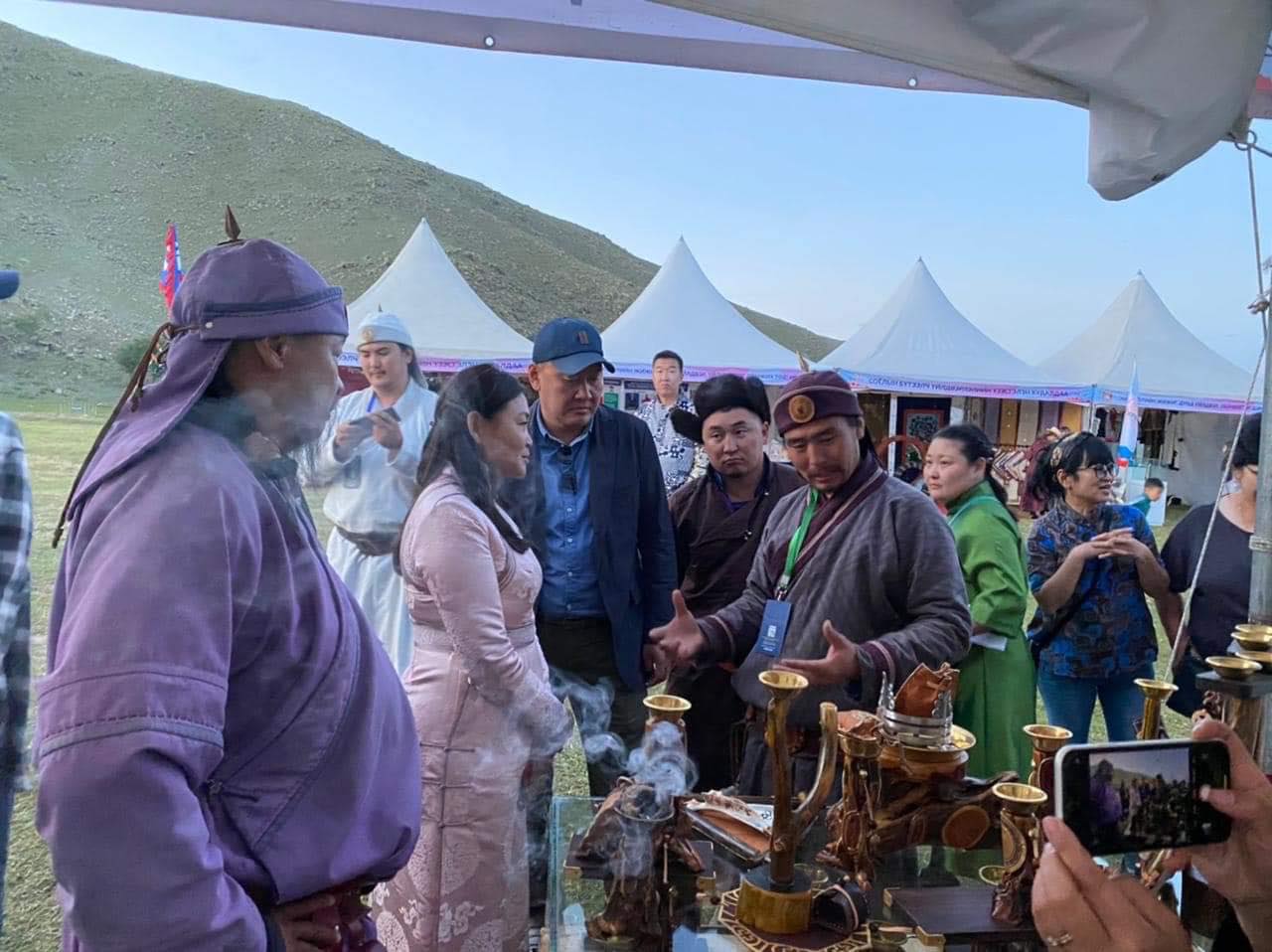 <  Nomadic Mongolia 2022를 찾은 관객들에게 문화유산을 홍보하고 있다 - 출처 : 통신원 촬영 >
