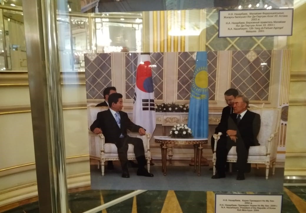 < 카자흐스탄 대통령과 한국 대통령의 모습이 담긴 과거 사진 - 출처: 통신원 촬영>