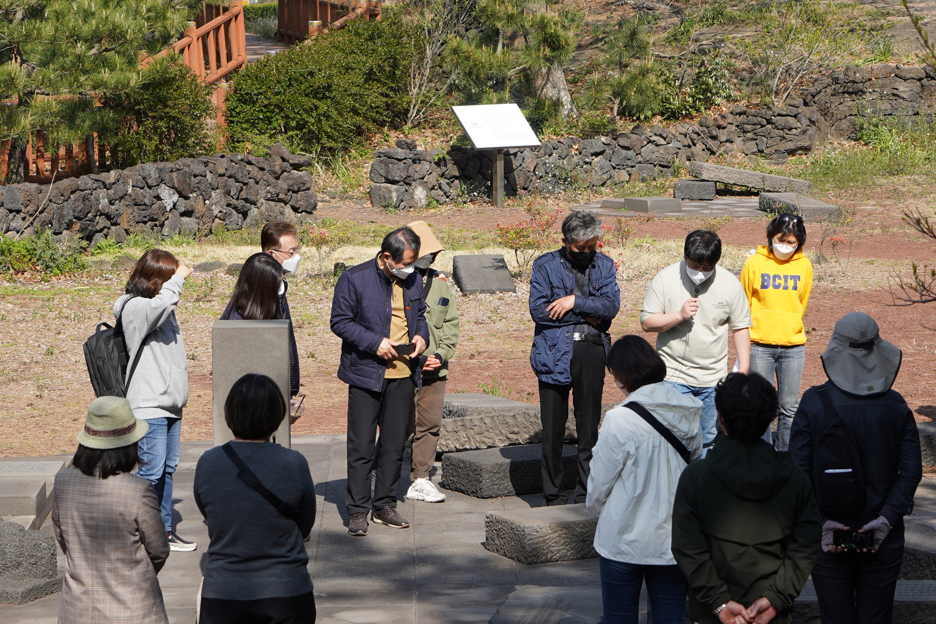 Staff of the foundation following the commentary of poet Kyung-hoon Kim and examining Bukchon-ri April 3rd Uprising-related traces (3)