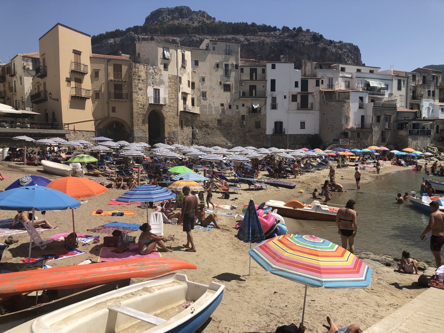 < 시칠리아 체팔루(Cefalù) 해변을 가득 메운 관광객들 - 출처: 통신원 촬영 >
