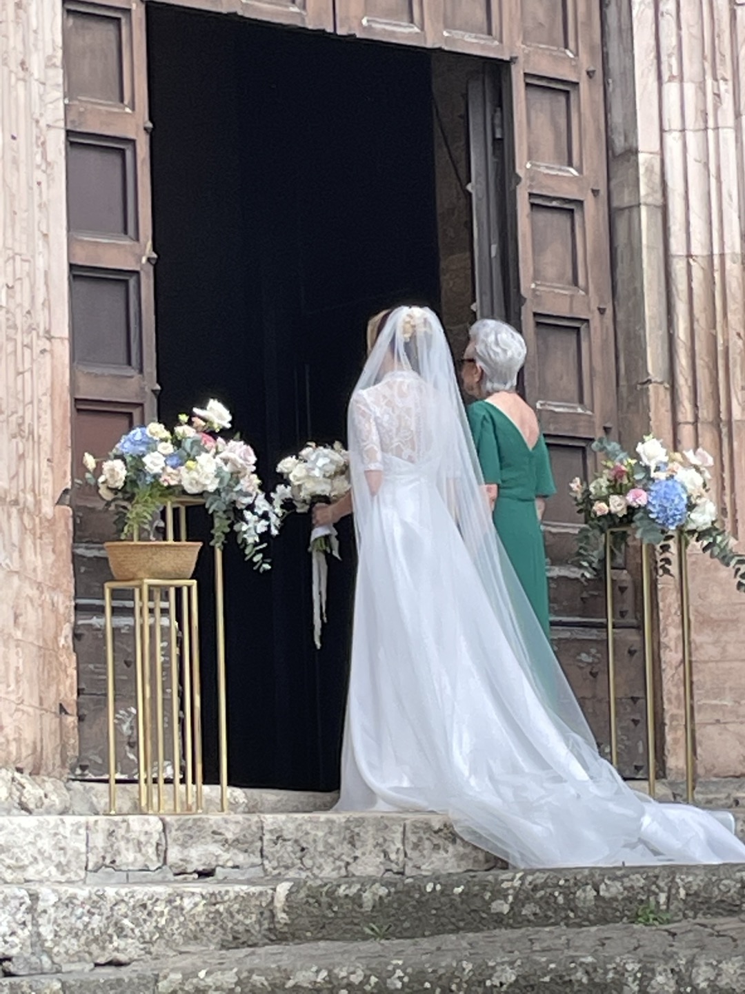 < 오르비에토에서 우연히 보게 된 결혼식에서 신부와 신부의 어머니가 입장을 준비하고 있다 - 출처: 통신원 촬영 >