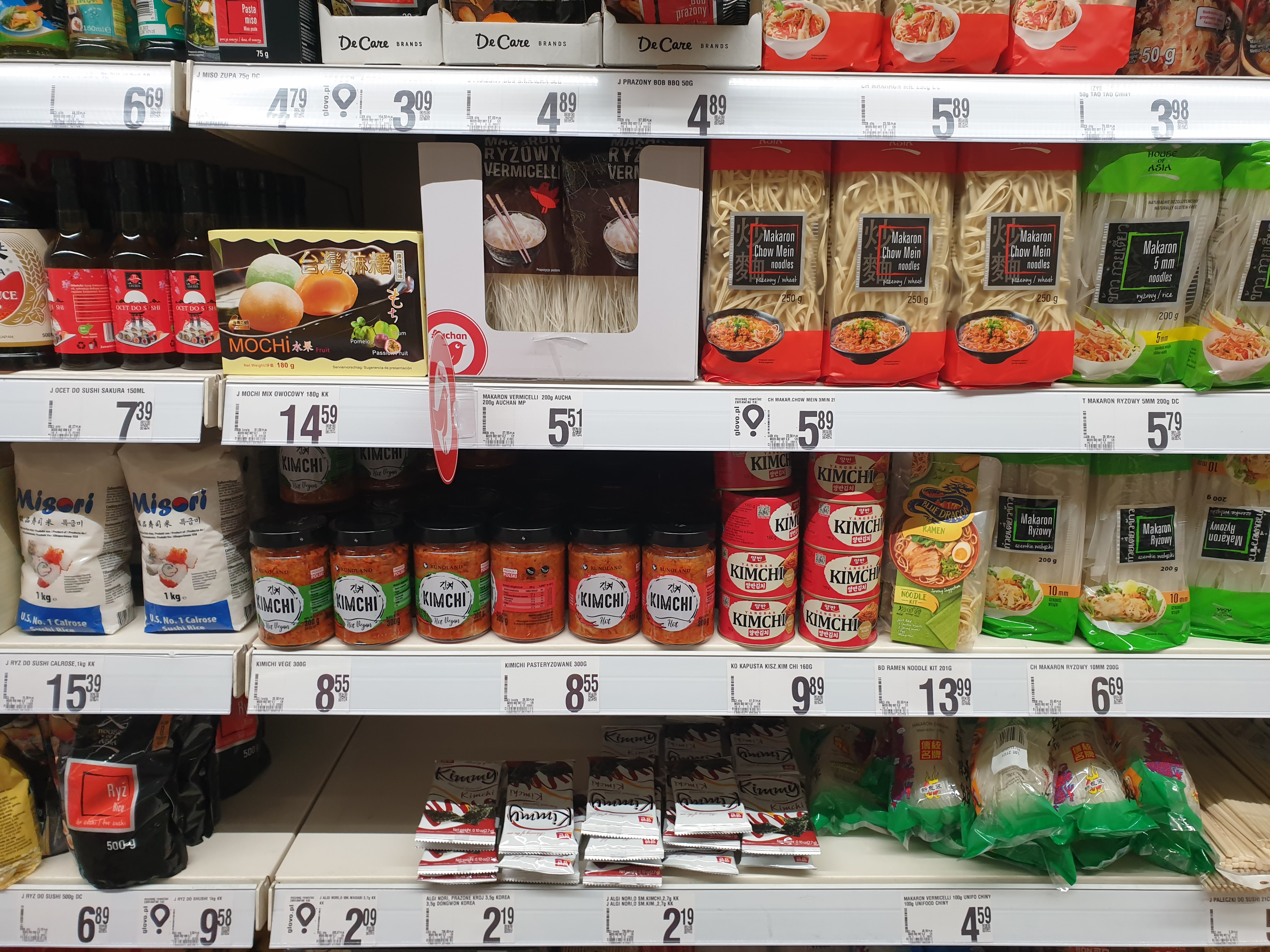 < 대형 마트 오숑(Auchan)에서 쉽게 구할 수 있는 김치 - 출처: 통신원 촬영 >