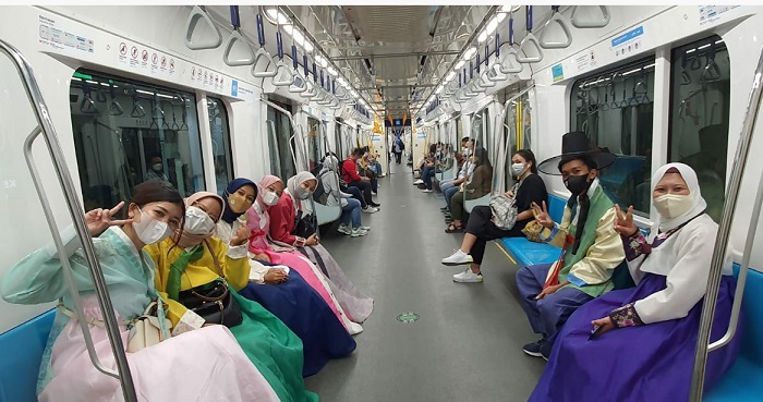 인도네시아 젊은이들이 한복을 입고 자카르타 MRT(지하철)를 타고 명소를 방문하는 공개행사