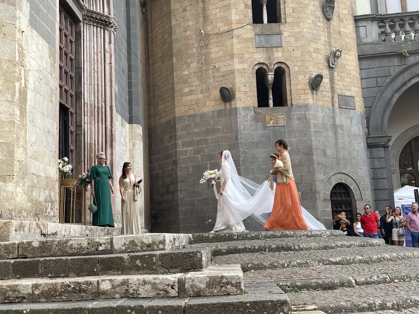 < 오르비에토에서 우연히 보게 된 결혼식에서 신부와 신부의 어머니가 입장을 준비하고 있다 - 출처: 통신원 촬영 >