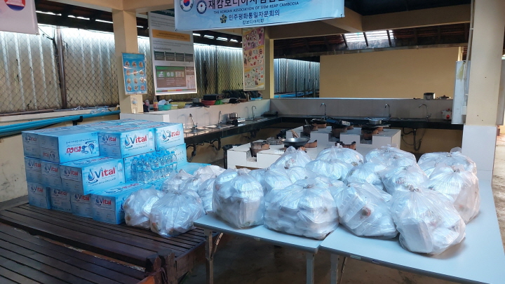 캄보디아 시엠립한인회에서 준비한 점심 도시락